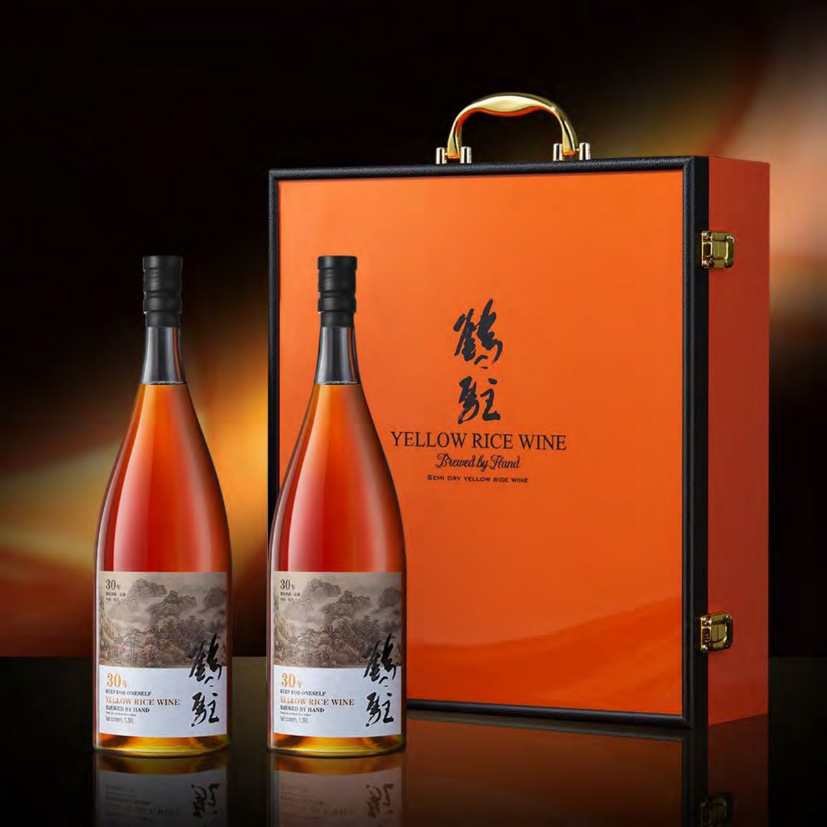 橙色の革のキャリーケースと、水墨の山水ラベルの長い瓶が2本、反射する台の上に並ぶ