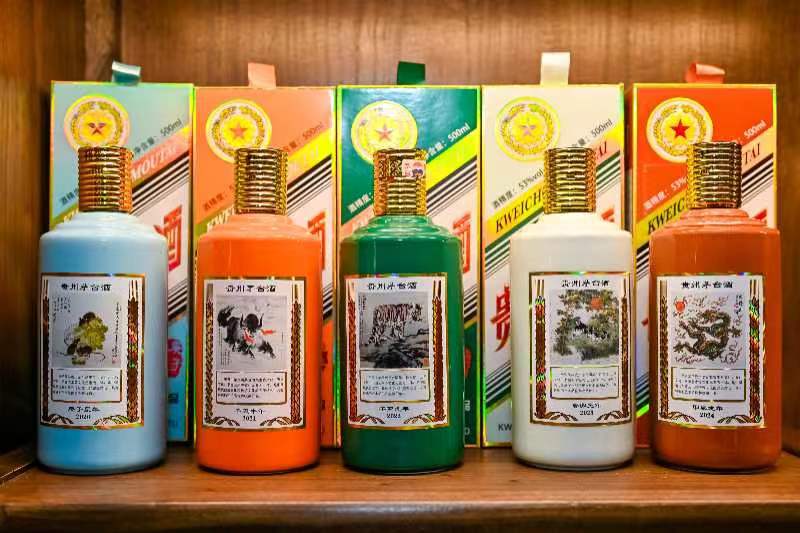 彩色磁器の5本のボトルと色違いの化粧箱